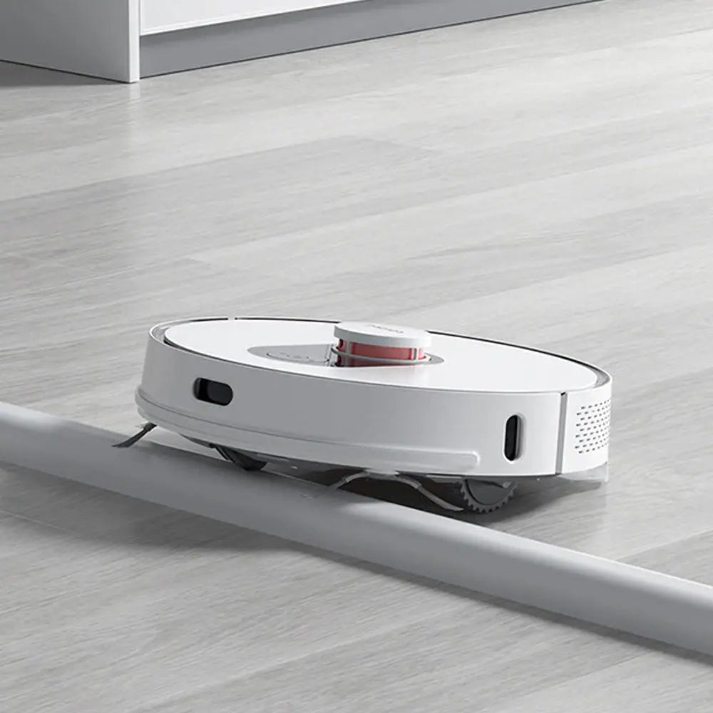 roidmi-eve-plus-robot-vacuum-goes-over-bumps